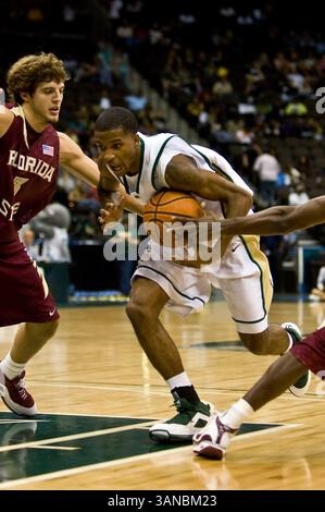 15 novembre 2008 : L'attaquant de Jacksonville Aric Brooks (22 ans) passe devant le garde de l'État de Floride Luke Loucks (3 ans) en match entre les Seminoles de l'État de Floride et les Dolphins de l'Université de Jacksonville au Veterans Memorial Arena de Jacksonville, en Floride. Florida State a battu Jacksonville 59-57.(image crédit : © Gray Quetti/Cal Sport Media) Banque D'Images