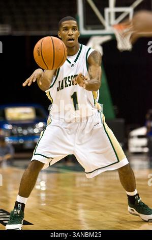 15 novembre 2008 : le garde de Jacksonville Travis Cohn (1) en action entre les Florida State Seminoles et les Jacksonville University Dolphins au Veterans Memorial Arena à Jacksonville, en Floride. Florida State a battu Jacksonville 59-57.(image crédit : © Gray Quetti/Cal Sport Media) Banque D'Images