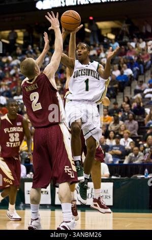 15 novembre 2008 : le garde de Jacksonville, Travis Cohn (1), surpasse Jordan DeMercy (2) en action entre les Florida State Seminoles et les Jacksonville University Dolphins au Veterans Memorial Arena de Jacksonville, en Floride. Florida State a battu Jacksonville 59-57.(image crédit : © Gray Quetti/Cal Sport Media) Banque D'Images