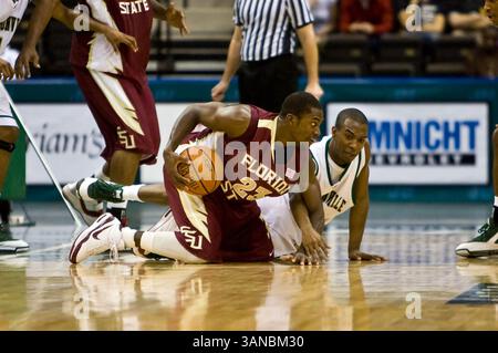 15 novembre 2008 : le gardien de l'État de Floride Toney Douglas (23 ans) garde le contrôle du ballon alors qu'il est sur le sol en match entre les Florida State Seminoles et les Jacksonville University Dolphins au Veterans Memorial Arena à Jacksonville, en Floride. Florida State a battu Jacksonville 59-57.(image crédit : © Gray Quetti/Cal Sport Media) Banque D'Images
