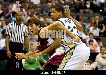 15 novembre 2008 : le garde de Jacksonville, Tevin Galvin (23 ans), se bat pour la position dans le jeu entre les Seminoles de l'État de Floride et les Dolphins de l'Université de Jacksonville au Veterans Memorial Arena de Jacksonville, en Floride. Florida State a battu Jacksonville 59-57.(image crédit : © Gray Quetti/Cal Sport Media) Banque D'Images
