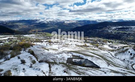 Vue aérienne des montagnes enneigées à couper le souffle et des vallées boisées sereines, Posof, Ardahan, Turkiye. Banque D'Images