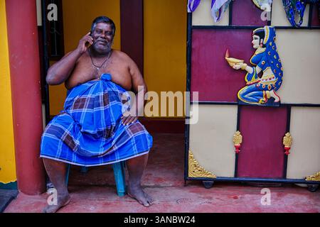 Sri Lanka, Province du Nord, Jaffna, zone de pêche catholique, homme au téléphone devant sa maison Banque D'Images