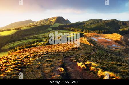 Paysage volcanique à Sete Cidades aux Açores au lever du soleil Banque D'Images