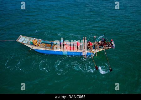 Sri Lanka, Province de l'Ouest, Beruwala, pêche à la senne coulissante, mise en place du filet Banque D'Images