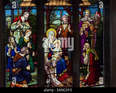 Vitrail représentant une scène de nativité, église Saint-Pierre et Saint-Paul, Clare, Suffolk, Royaume-Uni Banque D'Images