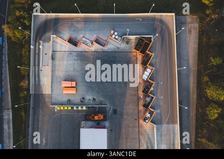 Vue aérienne du coucher de soleil sur l'un des centres de recyclage municipaux, Vienna's Waste Management, Vienne, Autriche Banque D'Images