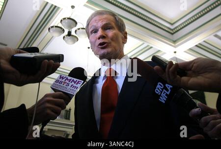 12 janvier 2010 - Petersburg, Florida, USA - STEPHEN J. CODDINGTON | Times.TP 317138 CODD RAIL 2.photo 2 de 3.LÉGENDE : (01/12/2010, TAMPA) le sénateur américain Bill Nelson, d-FL, parle aux journalistes après le lancement d'une campagne nationale pour faire pression sur des fonds de relance pour une connexion ferroviaire à grande vitesse entre Tampa et Orlando, qui s'est tenue mardi à l'intérieur de la gare historique Union Station de Tampa (01/12/2010). . RÉSUMÉ : les dirigeants civiques et gouvernementaux font pression pour obtenir des fonds de relance fédéraux pour une liaison ferroviaire à grande vitesse entre Tampa et Orlando.[STEPHEN J. CODDINGTON, Times] (crédit image : © créé Petersb Banque D'Images