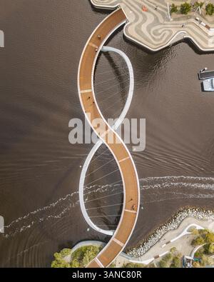 Vue aérienne de la rivière Swan avec architecture moderne et passerelle panoramique sur elizabeth Quay, perth, australie occidentale. Banque D'Images