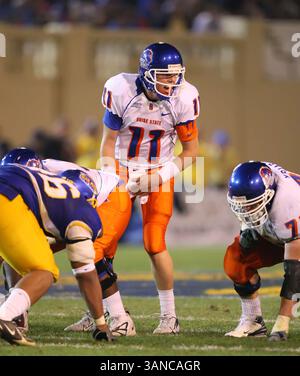 24 octobre 2008 : Kellen Moore #11 de Boise State passe pour 244 yards et 2 touchdowns pendant le match entre San Jose State et le leader de la WAC Boise State au Spartan Stadium de San Jose CA Boise State a remporté le match 33-16. â© Damon Tarver/CSM. (Crédit image : © Cal Sport Media/ZUMA Press) Banque D'Images