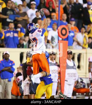 24 octobre 2008 : Austin Pettis #87 de Boise State monte haut pour une prise pendant le match entre San Jose State et le leader de WAC Boise State au Spartan Stadium de San Jose CA Boise State a remporté le match 33-16. â© Damon Tarver/CSM. (Crédit image : © Cal Sport Media/ZUMA Press) Banque D'Images