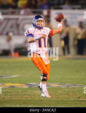 24 octobre 2008 : Kellen Moore #11 de Boise State passe pour 244 yards et 2 touchdowns pendant le match entre San Jose State et le leader de la WAC Boise State au Spartan Stadium de San Jose CA Boise State a remporté le match 33-16. â© Damon Tarver/CSM. (Crédit image : © Cal Sport Media/ZUMA Press) Banque D'Images
