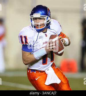 24 octobre 2008 : Kellen Moore #11 de Boise State passe pour 244 yards et 2 touchdowns pendant le match entre San Jose State et le leader de la WAC Boise State au Spartan Stadium de San Jose CA Boise State a remporté le match 33-16. â© Damon Tarver/CSM. (Crédit image : © Cal Sport Media/ZUMA Press) Banque D'Images