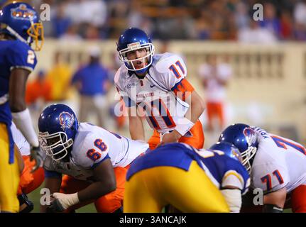 24 octobre 2008 : Kellen Moore #11 de Boise State passe pour 244 yards et 2 touchdowns pendant le match entre San Jose State et le leader de la WAC Boise State au Spartan Stadium de San Jose CA Boise State a remporté le match 33-16. â© Damon Tarver/CSM. (Crédit image : © Cal Sport Media/ZUMA Press) Banque D'Images