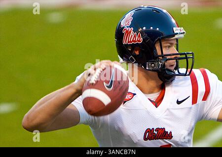 25 octobre 2008, 25 octobre 2008, Ole Miss QB Jevan Snead #4 se réchauffe. Les Ole Miss Rebels ont battu les Razorbacks de l'Arkansas 23-21 à Fayetteville, AR. Richey Miller/CSM. (Crédit image : © Cal Sport Media/ZUMA Press) Banque D'Images