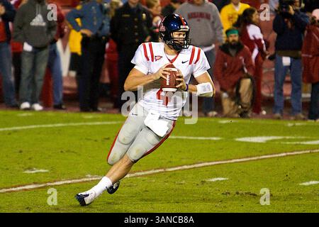 Le 25 octobre 2008, Ole Miss QB Jevan Snead #4 sort pour une passe. . Les Ole Miss Rebels ont battu les Razorbacks de l'Arkansas 23-21 à Fayetteville, AR. Richey Miller/CSM (image crédit : © Cal Sport Media/ZUMA Press) Banque D'Images