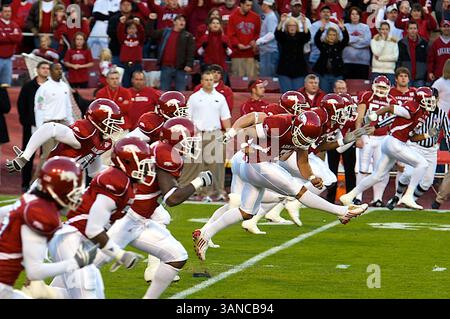Le 25 octobre 2008, l'équipe de coup d'envoi des Razorback descend sur le terrain lors du coup d'envoi d'ouverture. Les Ole Miss Rebels ont battu les Razorbacks de l'Arkansas 23-211 à Fayetteville, AR. Richey Miller/CSM (image crédit : © Cal Sport Media/ZUMA Press) Banque D'Images