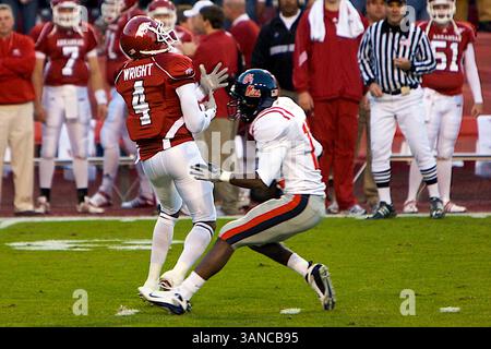 Le 25 octobre 2008, Jarius Wright #4 remet un punt de l'Arkansas Razorback avant d'être abattu par le défenseur d'Ole Miss Dustin Mouzon #12. Les Ole Miss Rebels ont battu les Arkansas Razorbacks 23-211 à Fayetteville, AR. Richey Miller/CSM (image crédit : © Cal Sport Media/ZUMA Press) Banque D'Images