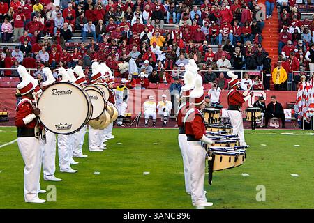 Le 25 octobre 2008, les membres de la ligne de batterie Razorback sont prêts à amener le groupe sur le terrain. . Les Ole Miss Rebels ont battu les Razorbacks de l'Arkansas 23-21 à Fayetteville, AR. Richey Miller/CSM (image crédit : © Cal Sport Media/ZUMA Press) Banque D'Images