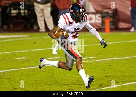 Le 25 octobre 2008, Ole Miss Return Man Mike Wallace #2 amène le ballon sur le terrain. . Les Ole Miss Rebels ont battu les Razorbacks de l'Arkansas 23-21 à Fayetteville, AR. Richey Miller/CSM (image crédit : © Cal Sport Media/ZUMA Press) Banque D'Images