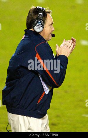 Le 25 octobre 2008, Houston Nutt, entraîneur-chef d'Ole Miss, tente de garder ses gars enflammés sur la ligne de touche. Les Ole Miss Rebels ont battu les Razorbacks de l'Arkansas 23-21 à Fayetteville, AR. Richey Miller/CSM (image crédit : © Cal Sport Media/ZUMA Press) Banque D'Images