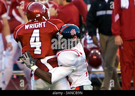 Le 25 octobre 2008, l'homme de retour des Razorback Jarius Wright #4 est abattu par le défenseur d'Ole Miss Dustin Mouzon #12. Les Ole Miss Rebels ont battu les Razorbacks de l'Arkansas 23-21 à Fayetteville, AR. Richey Miller/CSM (image crédit : © Cal Sport Media/ZUMA Press) Banque D'Images