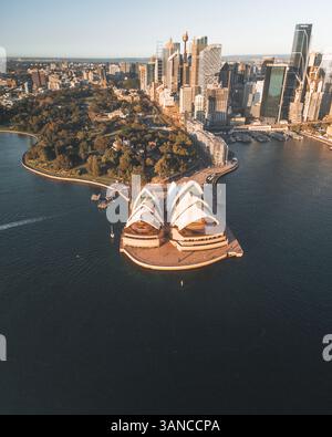 Vue aérienne de l'opéra de sydney au lever du soleil avec une belle ligne d'horizon et le port, sydney, australie. Banque D'Images