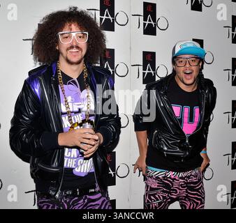 14 janvier 2010 - Las Vegas, Nevada, États-Unis - le groupe de musique électro-hop LMFAO composé de REDFOO (Stefan Gordy), à gauche, et SKY BLU (Skyler Gordy) arrive jeudi pour accueillir le culte Tao à la discothèque Tao au Venetian Resort Hotel Casino à Las Vegas, Nevada. (Crédit image : © David Becker/ZUMApress.com) Banque D'Images