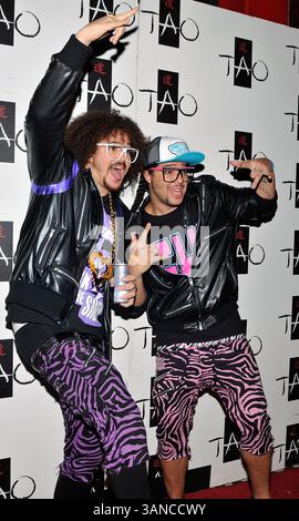14 janvier 2010 - Las Vegas, Nevada, États-Unis - le duo de musique électro-hop, LMFAO, composé de REDFOO (Stefan Gordy), Left, et SKY BLU (Skyler Gordy) arrive pour accueillir le culte Tao jeudi à la discothèque Tao au Venetian Resort Hotel Casino à Las Vegas, Nevada. (Crédit image : © David Becker/ZUMApress.com) Banque D'Images
