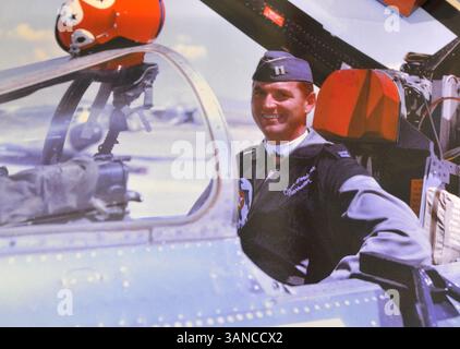 14 janvier 2010 - Las Vegas, Nevada, États-Unis - Une copie d'une photographie du major RUSSELL C. GOODMAN, pilote Thunderbird de la Force aérienne des États-Unis, abattu et tué pendant la guerre du Vietnam en 1967. Ses restes ont été récemment identifiés et un service commémoratif a eu lieu à la base aérienne de Nellis à Las Vegas, Nevada. (Crédit image : © David Becker/ZUMApress.com) Banque D'Images