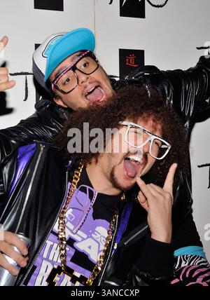 14 janvier 2010 - Las Vegas, Nevada, États-Unis - le groupe de musique électro-hop LMFAO composé de REDFOO (Stefan Gordy), front, et SKY BLU (Skyler Gordy) arrive jeudi pour accueillir le culte Tao à la discothèque Tao au Venetian Resort Hotel Casino à Las Vegas, Nevada. (Crédit image : © David Becker/ZUMApress.com) Banque D'Images
