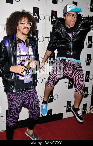 14 janvier 2010 - Las Vegas, Nevada, États-Unis - le groupe de musique électro-hop LMFAO composé de REDFOO (Stefan Gordy), à gauche, et SKY BLU (Skyler Gordy) arrive jeudi pour accueillir le culte Tao à la discothèque Tao au Venetian Resort Hotel Casino à Las Vegas, Nevada. (Crédit image : © David Becker/ZUMApress.com) Banque D'Images