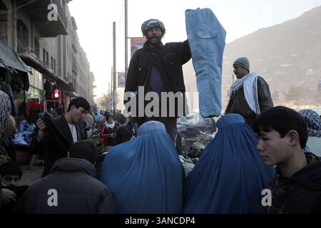 06 janvier 2010 - KABOUL, Texas, AFGHANISTAN - POUR LE MÉTRO - un homme afghan vend des pantalons dans une rue à Kaboul, Afghanistan Dec. 16, 2009. PHOTO EDWARD A. ORNELAS/eaornelas@express-news.net) (crédit image : © San Antonio Express-News/ZUMApress.com) Banque D'Images