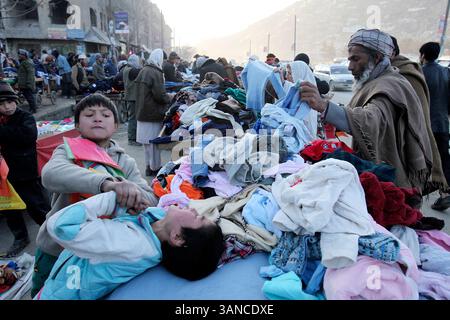 06 janvier 2010 - KABOUL, Texas, AFGHANISTAN - POUR LE MÉTRO - des garçons afghans se battent dans un marché de rue à Kaboul, Afghanistan Dec. 16, 2009. PHOTO EDWARD A. ORNELAS/eaornelas@express-news.net) (crédit image : © San Antonio Express-News/ZUMApress.com) Banque D'Images