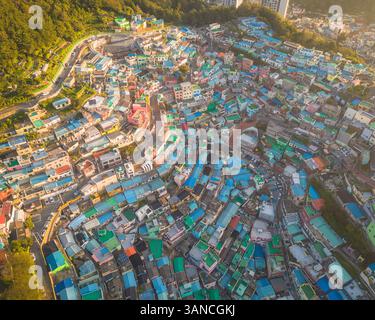 Vue aérienne du village culturel Gamcheon au lever du soleil, Busan, Corée du Sud. Banque D'Images