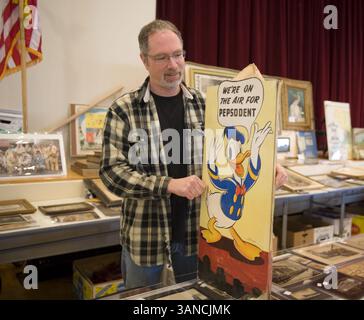 16 janvier 2010 - Sacramento, CA, USA - Jim Radke de Chico a acheté un souvenir publicitaire de Walt Disney 1937 lors de l'exposition Antique Paper and Post Card Expo au Scottish Rite Masonic Center à Sacramento, le samedi 16 janvier 2010. (Crédit image : © Sacramento Bee/ZUMApress.com) Banque D'Images