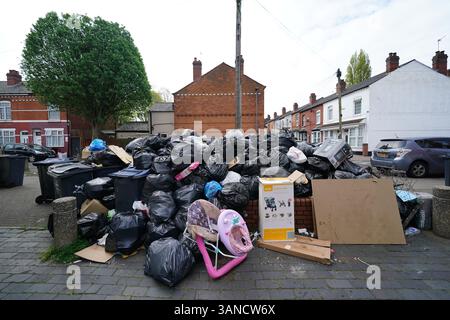 Sacs poubelle à Poplar Road à Birmingham. Les membres de Unite ont rejeté un accord visant à mettre fin à une grève de longue date des collecteurs de déchets. UNITE a déclaré que ses membres à Birmingham avaient voté massivement contre ce que l'union a décrit comme l'offre "totalement inadéquate" du conseil, qui, selon elle, comprenait toujours des réductions de salaire. Date de la photo : mardi 15 avril 2025. Banque D'Images