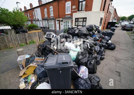 Sacs poubelle à Poplar Road à Birmingham. Les membres de Unite ont rejeté un accord visant à mettre fin à une grève de longue date des collecteurs de déchets. UNITE a déclaré que ses membres à Birmingham avaient voté massivement contre ce que l'union a décrit comme l'offre "totalement inadéquate" du conseil, qui, selon elle, comprenait toujours des réductions de salaire. Date de la photo : mardi 15 avril 2025. Banque D'Images