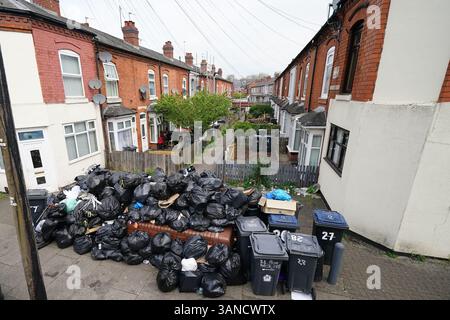 Sacs poubelle à Poplar Road à Birmingham. Les membres de Unite ont rejeté un accord visant à mettre fin à une grève de longue date des collecteurs de déchets. UNITE a déclaré que ses membres à Birmingham avaient voté massivement contre ce que l'union a décrit comme l'offre "totalement inadéquate" du conseil, qui, selon elle, comprenait toujours des réductions de salaire. Date de la photo : mardi 15 avril 2025. Banque D'Images