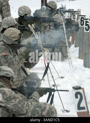 05 janvier 2010 - Fairbanks, AK, États-Unis - Sam Harrel/News-Miner. Les membres de l'équipe de combat de la 1re brigade Stryker, 25e division d'infanterie, 73e compagnie du génie tirent leurs carabines M4 le vendredi 12 mars 2010, au terrain de biathlon sur les pistes de ski de fond de Birch Hill. Les soldats ont commencé la journée par une randonnée de 20 kilomètres avec des sacs à dos de 45 livres. Ensuite, ils ont skié ou raquettes jusqu'au champ de tir où ils avaient besoin de contrôler leur respiration et leur fréquence cardiaque pour l'exercice de tir. (Crédit image : © Fairbanks Daily News-Miner/ZUMApress.com) Banque D'Images