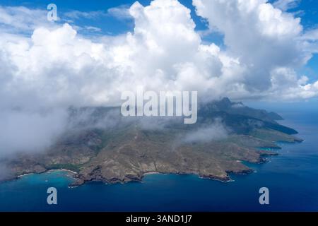Vue aérienne époustouflante de Hiva Oa dans les îles Marquises, Polynésie française, avec des côtes accidentées, des eaux turquoises, des falaises spectaculaires, et lush Banque D'Images