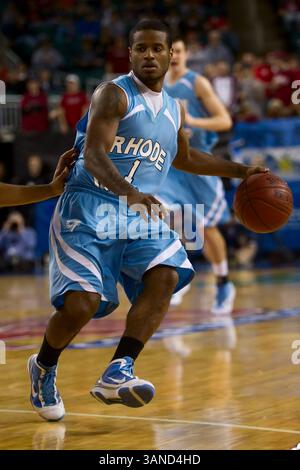 13 mars 2010 : les Rams du Rhode Island gardent Stevie Mejia (1) avec le ballon lors du match de demi-finale du tournoi Atlantic 10 entre les Rams du Rhode Island et les #17 Temple Owls au Boardwalk Hall à Atlantic City, New Jersey. Pour la troisième année consécutive, les Temple Owls accèdent au match du championnat Atlantic 10 avec la victoire de 57-44 sur les Rams de Rhode Island. (Crédit image : © Chris Szagola/Cal Sport Media/ZUMApress.com) Banque D'Images