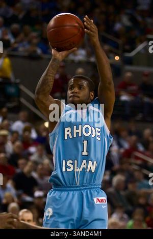 13 mars 2010 : les Rams du Rhode Island gardent Stevie Mejia (1) avec la tentative de tir lors du match de demi-finale du tournoi Atlantic 10 entre les Rams du Rhode Island et les #17 Temple Owls au Boardwalk Hall à Atlantic City, New Jersey. Pour la troisième année consécutive, les Temple Owls accèdent au match du championnat Atlantic 10 avec la victoire de 57-44 sur les Rams de Rhode Island. (Crédit image : © Chris Szagola/Cal Sport Media/ZUMApress.com) Banque D'Images