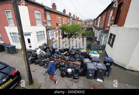 Sacs poubelle à Poplar Road à Birmingham. Les membres de Unite ont rejeté un accord visant à mettre fin à une grève de longue date des collecteurs de déchets. UNITE a déclaré que ses membres à Birmingham avaient voté massivement contre ce que l'union a décrit comme l'offre "totalement inadéquate" du conseil, qui, selon elle, comprenait toujours des réductions de salaire. Date de la photo : mardi 15 avril 2025. Banque D'Images