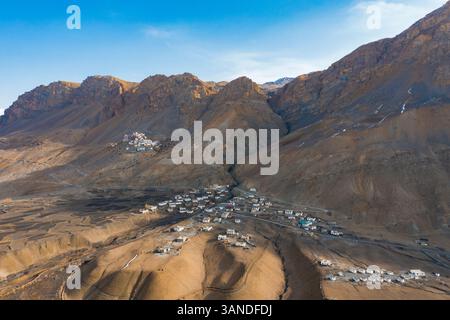 Vue aérienne de Kaza township, un village de montagne le long de la rivière Spiti au printemps, Himachal Pradesh, Inde. Banque D'Images