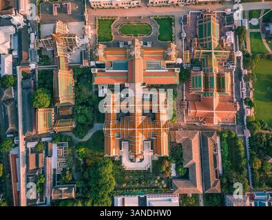 Vue aérienne du Grand Palais par jour ensoleillé, Phra Nakhon, Bangkok, Thaïlande Banque D'Images