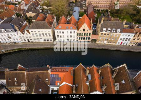 Vue aérienne de pittoresques bâtiments médiévaux et de charmants canaux, Bruges, Flandre occidentale, Belgique. Banque D'Images
