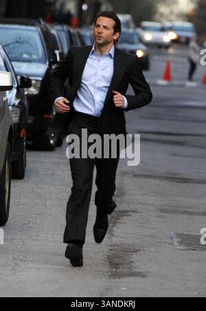 01 avril 2010 - New York, New York, États-Unis - BRADLEY COOPER .sur le tournage de ''Dark Fields'' à Central Park, New York City 04-01-2010. 2010.K64931JBB(crédit image : © John Barrett/Globe photos/ZUMApress.com) Banque D'Images