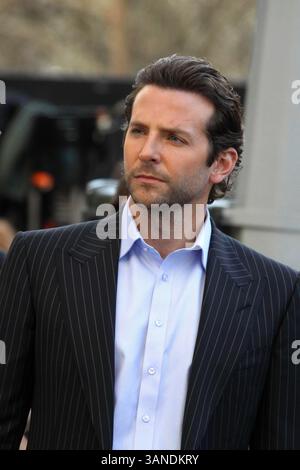 01 avril 2010 - New York, New York, États-Unis - BRADLEY COOPER .sur le tournage de ''Dark Fields'' à Central Park, New York City 04-01-2010. 2010.K64931JBB(crédit image : © John Barrett/Globe photos/ZUMApress.com) Banque D'Images