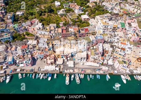Vue aérienne des bâtiments colorés et des bateaux dans le village de pêcheurs de Marina Corricella, golfe de Naples, Italie. Banque D'Images